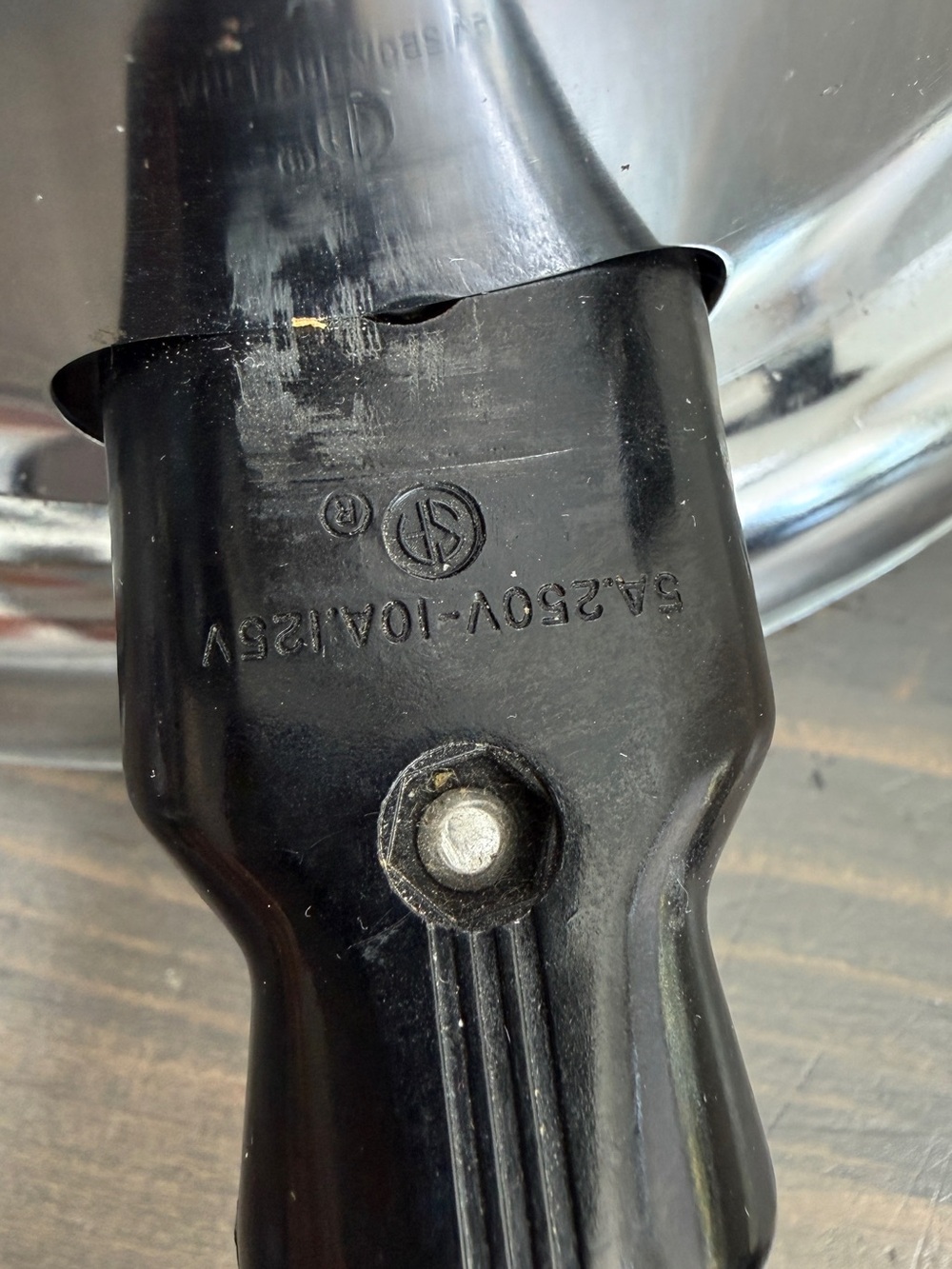 Antique metal plug in toaster
The Brock Snyder MFG Co.
Grimsby, Ont. - Picture 13 of 17